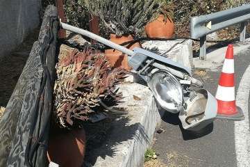 Luminaria en el suelo en la carretera de Lomo Magullo (Foto TA)